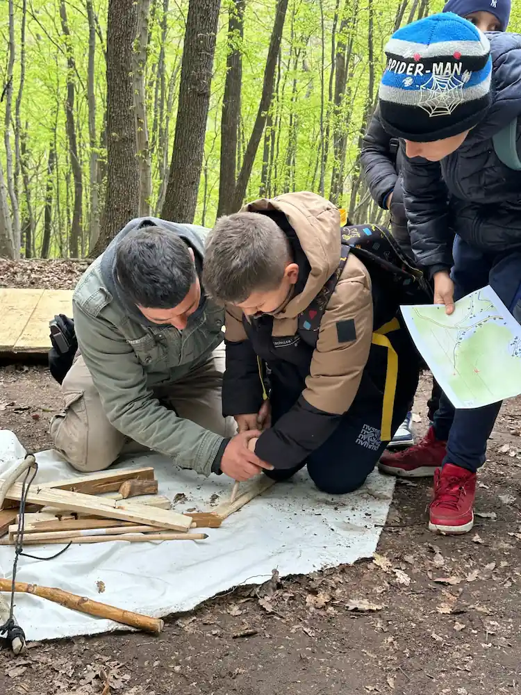 grupuri de copii în atelierul de supravietuire în padure
