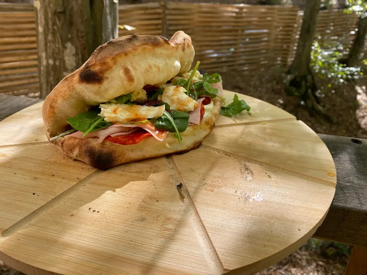 pizza proaspata in food court